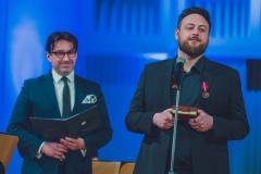 Adam Wesołowski i Michał Kowalczyk, który odbierał Brązowy Medal "Zasłużony Kulturze Gloria Artis" w imieniu Śląskiej Orkiestry Kameralnej