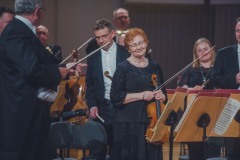 Orkiestra oklaskująca skrzypaczkę Aleksandrę Stryję-Modliszewską, odchodzącą na emeryturę