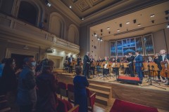 Publiczność i Orkiestra oklaskujący Aleksandrę Stryję-Modliszewską