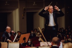 Dyrygent Marcin Nałęcz-Niesiołowski, muzycy Orkiestry Symfonicznej Filharmonii Śląskiej