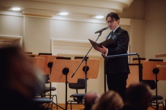 Dyrektor Adam Wesołowski zapowiadający koncert