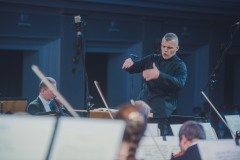 Dyrygent Sebastian Perłowski z perspektywy orkiestry