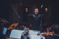 Maciej Tomasiewicz widoczny z perspektywy orkiestry