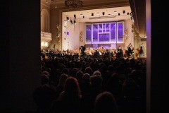 Yaroslav Shemet, Orkiestra Symfoniczna Filharmonii Śląskiej widoczni z tyłu sali koncertowej