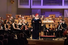 Regina Gowarzewska prowadząca koncert, Orkiestra Symfoniczna Filharmonii Śląskiej