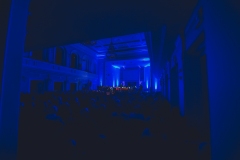 Sala koncertowa oświetlona w niebieskich barwach
