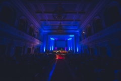 Sala koncertowa oświetlona w niebieskich barwach