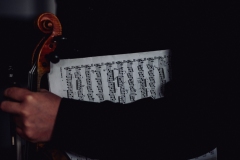 Skrzypek trzymający instrument i nuty