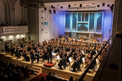 Orkiestra Symfoniczna i Yaroslav Shemet (dyrygent) na estradzie podczas oklasków - widok z balkonu bocznego