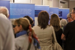 Melomani oglądający wystawę o Wojciechu Kilarze, udostępnioną przez Muzeum Historii Katowic