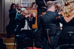 Zbliżenie na pierwszego skrzypka - koncertmistrza Orkiestry Symfonicznej