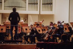 Orkiestra i dyrygent na scenie