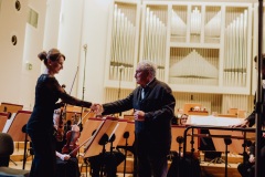 Kompozytor (Zygmunt Krauze) ściskający dłoń koncertmistrzyni