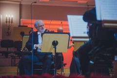 Solista koncertu Rainer Honeck na scenie, prowadzący orkiestrę  pulpitu koncertmistrza.