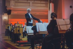 Solista koncertu Rainer Honeck z batutą, prowadzący orkiestrę.