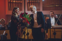 Solista koncertu Rainer Honeck przekazujący kwiaty koncertmistrzyni.