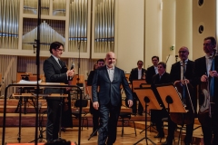Na scenie: Dyrektor Adam Wesołowski, kompozytor Marcel Chyrzyński oraz orkiestra