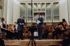 Dyrygent Mirosław Jacek Błaszczyk, orkiestra podczas oklasków, na scenie także Dyrektor Adam Wesołowski
