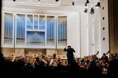 Yaroslav Shemet, Orkiestra Symfoniczna Filharmonii Śląskiej na estradzie, widoczni z oddali