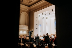 Yaroslav Shemet, Orkiestra Symfoniczna Filharmonii Śląskiej na estradzie, widoczni z boku sali