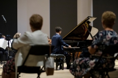 Pianista, Mateusz Tomica, widoczny z perspektywy widowni przy fortepianie