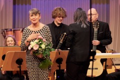 Joanna Wnuk-Nazarowa przyjmująca kwiaty, Jakub Moroziński i Marek Nosal przyjmujący upominki