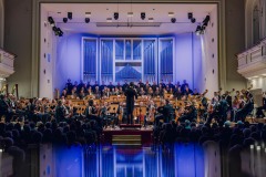 Chór i Orkiestra Symfoniczna Filharmonii Śląskiej na estradzie