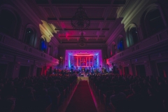 Sala koncertowa oświetlona w niebiesko-czerwonych barwach