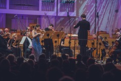 Soliści: Anna Podulka (skrzypce) i Rafał Woźniak (altówka), dyrygent Yaroslav Shemet, orkiestra - na scenie