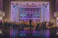 Soliści: Anna Podulka (skrzypce) i Rafał Woźniak (altówka), dyrygent Yaroslav Shemet, orkiestra - na scenie, widoczni z perspektywy ostatnich rzędów widowni