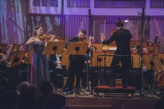 Soliści: Anna Podulka (skrzypce) i Rafał Woźniak (altówka), dyrygent Yaroslav Shemet, orkiestra - na scenie