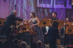Soliści: Anna Podulka (skrzypce) i Rafał Woźniak (altówka), dyrygent Yaroslav Shemet, orkiestra - na scenie podczas oklasków