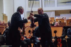 Boris Brovtsyn wymieniający skrzypce z koncertmistrzem