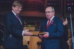 Piotr Czarnynoga wręczający Romanowi Jochymczykowi Brązowy Medal "Zasłużony Kulturze Gloria Artis"