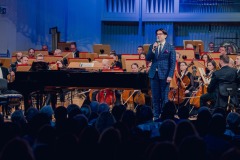 Adam Wesołowski zapowiadający koncert, Orkiestra Symfoniczna Filharmonii Śląskiej