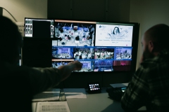 Kulisy - pokój reżyserski, widoczny podgląd z kamer na monitorach