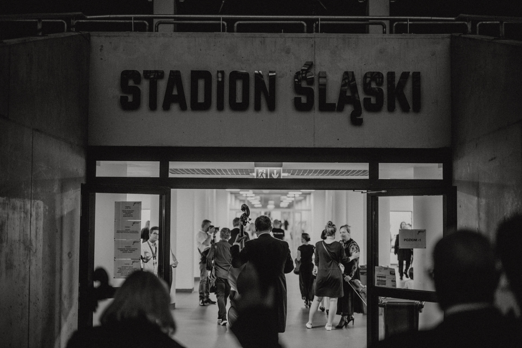 Czarno-białe zdjęcie. Wejście na Stadion Śląski.