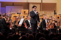 Adam Wesołowski zapowiadający koncert, Orkiestra Symfoniczna Filharmonii Śląskiej