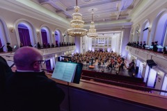 Chór na balkonie, Orkiestra siedząca na scenie