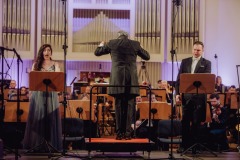 Soliści, orkiestra, dyrygent (stojący tyłem)