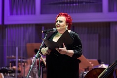 Regina Gowarzewska zapowiadająca koncert