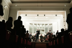 Scena widoczna z perspektywy ostatnich rzędów widowni, publiczność podczas owacji na stojąco