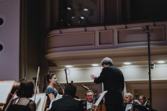 Klarnecistka Agata Piątek, dyrygent Cem Mansur, Orkiestra Symfoniczna Filharmonii Śląskiej na estradzie