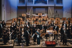 Klarnecistka Agata Piątek, dyrygent Cem Mansur, Orkiestra Symfoniczna Filharmonii Śląskiej na estradzie podczas oklasków
