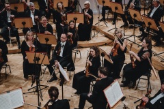 Orkiestra Symfoniczna Filharmonii Śląskiej na estradzie, widoczna z balkonu sali koncertowej
