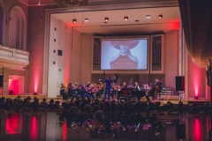 Sala koncertowa im. Karola Stryji, na ekranie grafika z kobietą w kapeluszu