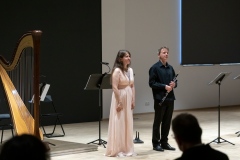 Elegancko ubrani kobieta oraz mężczyzna (Agnieszka Kaczmarek-Bialic i Adam Stachula) stojący na scenie w trakcie oklasków