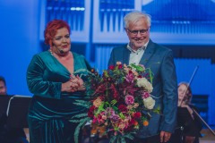 Prof. Eugeniusz Knapik otrzymujący kwiaty, Regina Gowarzewska, prowadząca koncert