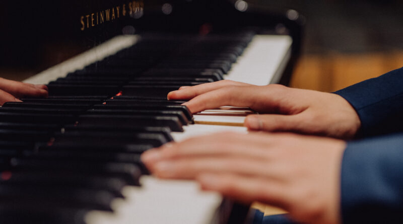 Dłonie na klawiaturze fortepianu